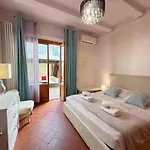 Guelfa Courtyard Retreat